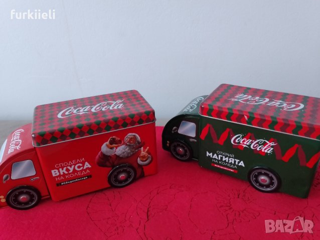 две коледни камиончета на кока кола 