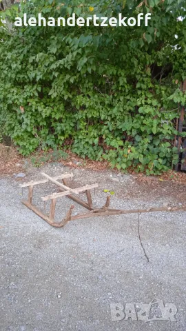 Старинна впрегатна дървена шейна