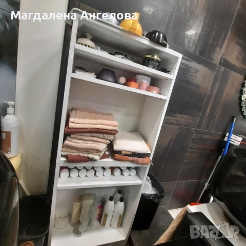 Бял дървен шкаф 