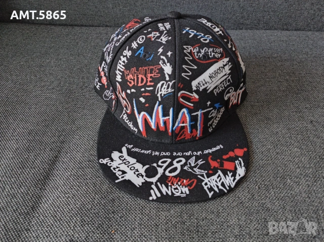 Шапка с права козирка в стил графити