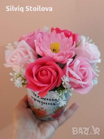 💛🌷🍀Ново💛🌷🍀Метални кашпи със сапунени рози и в средата хризантема за разкош.                   , снимка 2 - Подаръци за жени - 43985744
