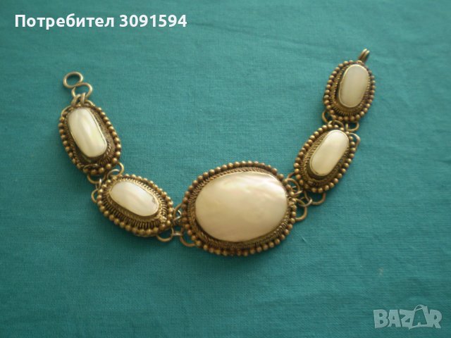 Възрожденска гривна, фолклор със бял седеф