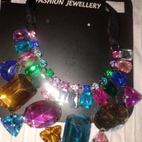 Огърлица с цветни кристали, снимка 1 - Колиета, медальони, синджири - 43990301