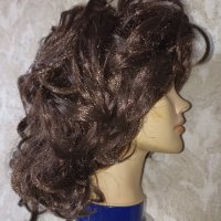 Тъмнокестенява средно дълга нова чуплива перука , снимка 2 - Аксесоари за коса - 40538719