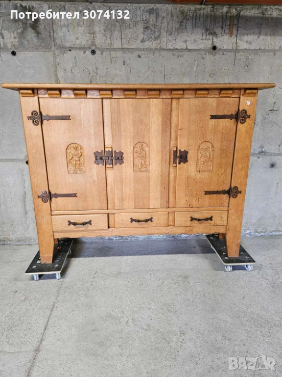Шкаф с дърворезба и метален обков, снимка 1