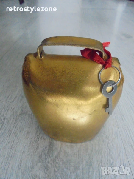 № 8113 стара метална касичка с ключе, снимка 1