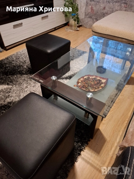 Стабилна стъклена маса с две кожени табуретки, снимка 1