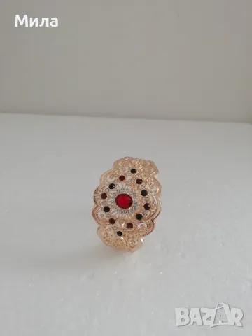 Дамска гривна, златиста с камъчета, снимка 3 - Гривни - 49013938