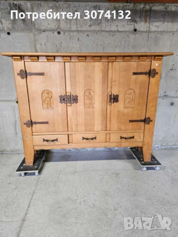 Шкаф с дърворезба и метален обков