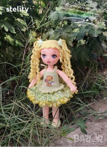 Мини кукличка със зелено сукманче