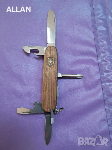 Продавам джобен сгъваем нож Victorinox / Викторинокс с дървени чирени