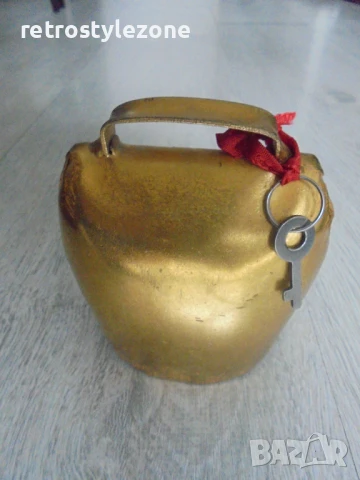 № 8113 стара метална касичка с ключе