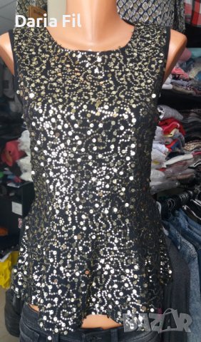 Черен кроп-топ целият в златисти пайети 