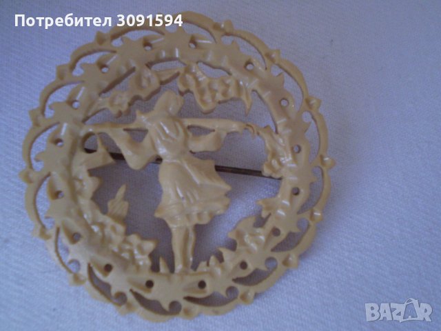 стара брошка изработена от бакелит фолклор жена дама, снимка 12 - Антикварни и старинни предмети - 36821125