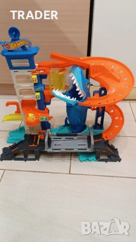 Hot Wheels Паркинг-гараж Акула – City Attacking Shark Escape