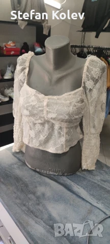 Дамска риза с дълъг ръкав.