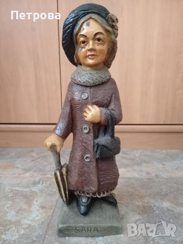 Фигура на жена със чадър за декорация 