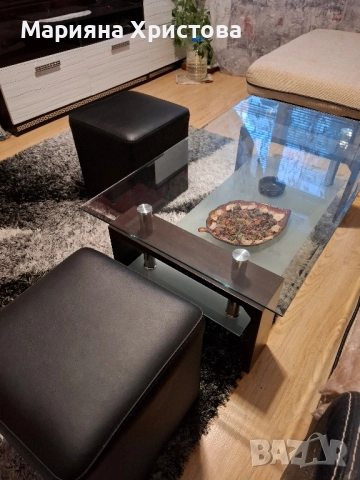 Стабилна стъклена маса с две кожени табуретки