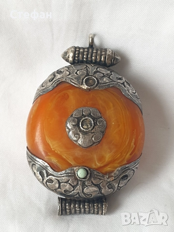 Стара висулка със сребърен обков 