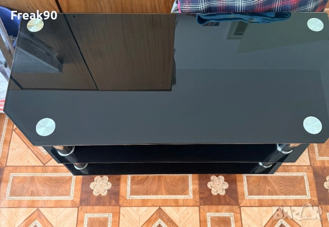 Стъклен рафт за телевизор