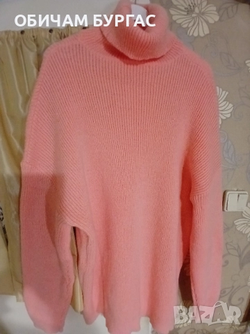 НОВ ДЪЛЪГ ПУЛОВЕР С ПОЛО ЯКА ОТ МЕКО ПЛЕТИВО В ЦВЯТ ПРАСКОВА