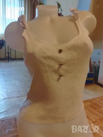 Подарявам!Бяло потниче с къдрички от рипса