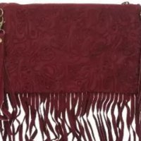 Чанта от естествен велур с ресни от Laura Moretti в тъмно червено  , снимка 1 - Чанти - 28404226