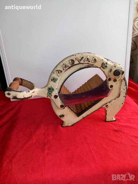 Raadvad, Старинна Гилотина за Рязане на Хляб и Колбаси, снимка 1