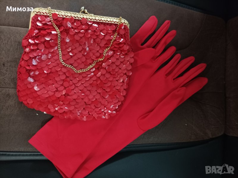 Червена малка  чантичка със златист синджир и подарък червени ръкавици , снимка 1