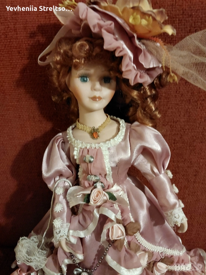 Фарфоровая кукла в розовом платье,шляпе и зонтиком, снимка 1