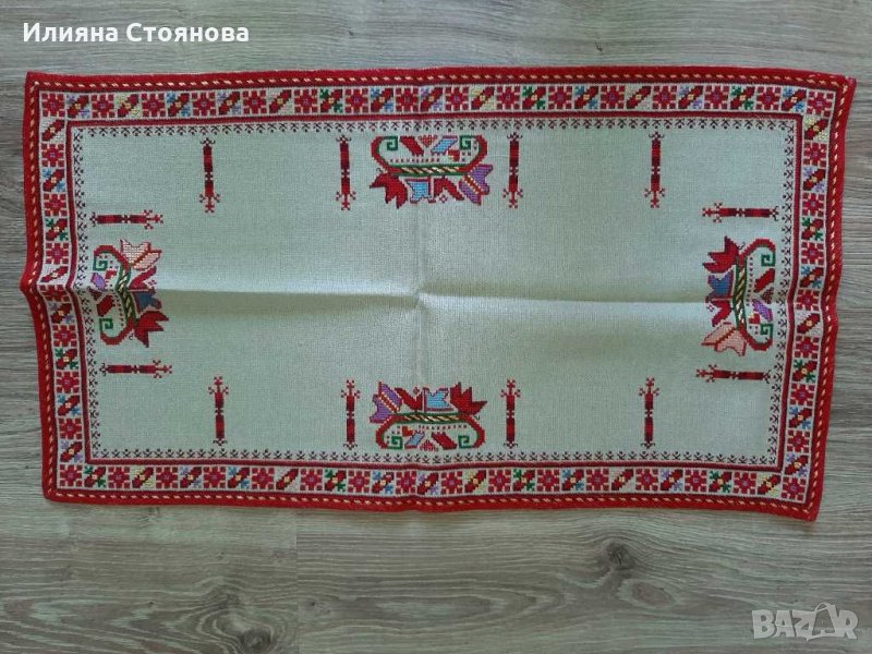 Много красиво ръчно бродирано каре за маса , снимка 1