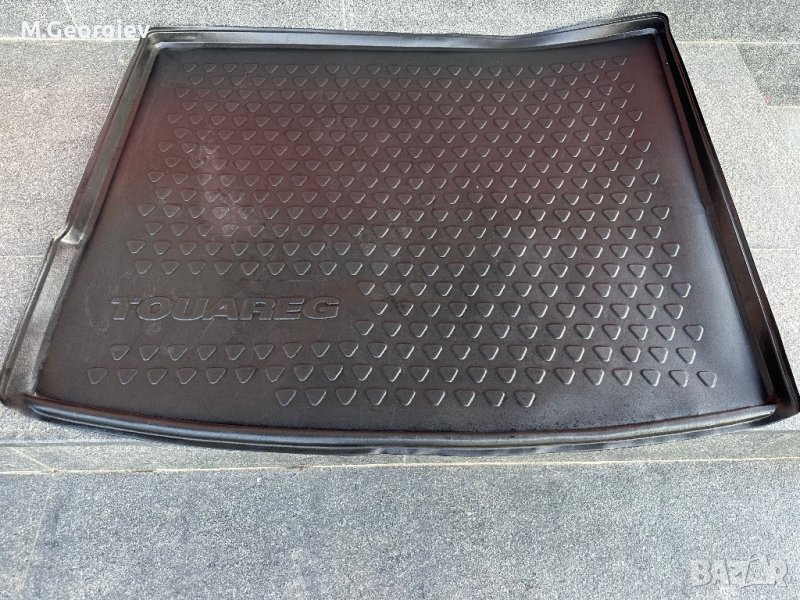 ОРИГИНАЛЕН ГУМЕН ИЛИ ПЛАТНЕН  ЛЕГЕН ЗА БАГАЖНИКА И ОРИГИНАЛНИ СТЕЛКИ ЗА VW TOUAREG след 2013год, снимка 1