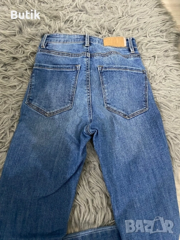 Дамски дънки  Stradivarius 32, снимка 3 - Дънки - 52577591