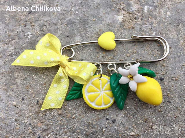Брошка с лимони
