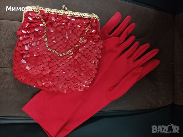 Червена малка  чантичка със златист синджир и подарък червени ръкавици , снимка 1 - Чанти - 37637509