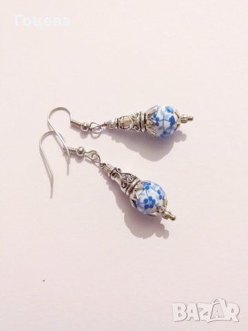 Красиви обеци с ръчно рисувани порцеланови мъниста в синьо и сребристи орнаменти, снимка 1 - Обеци - 27319834
