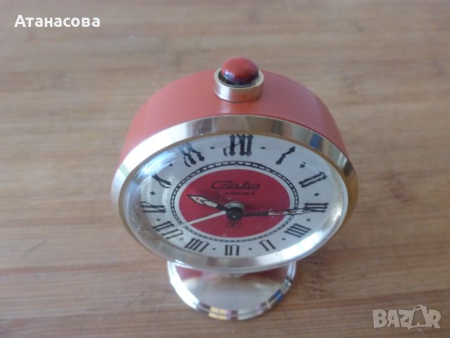 Колекционерски будилник часовник Слава на кирилица червен, снимка 1 - Антикварни и старинни предмети - 44003630