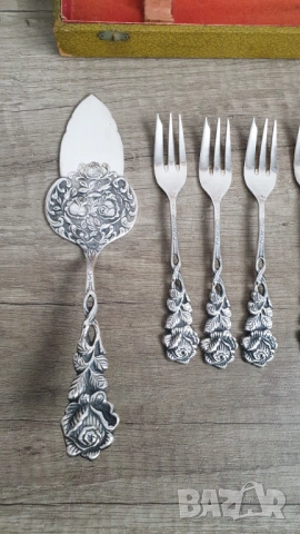 Комплект посребрени десертни вилички и прибори за сервиране, снимка 4 - Антикварни и старинни предмети - 53440751