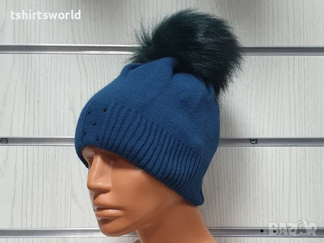 Нова зимна дамска шапка с камъчета с пух/помпон в син цвят, снимка 5 - Шапки - 48209746