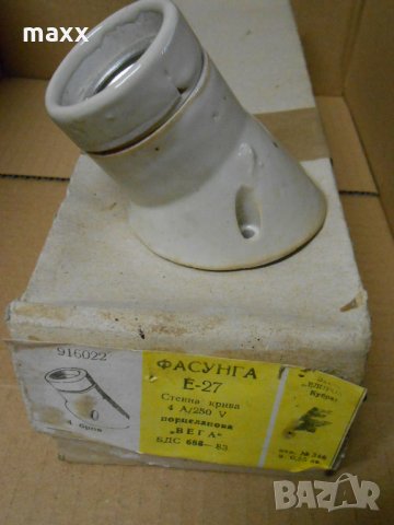 Фасунга керамична Е 27 наклонена , за монтаж на стена 