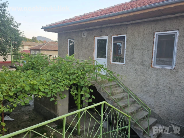 Двуетажна къща с тераса (ЗП 61 кв.м) и двор 368 кв.м в широкия център на град Елена, снимка 2 - Къщи - 48580538