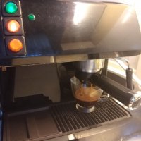 Кафе машина Саеко меджик с ръкохватка с крема диск и вградената кафемелачка, работи отлично , снимка 1 - Кафемашини - 39721189