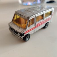 Метална количка Siku Mercedes 208 Bus 1:55, снимка 1 - Колекции - 39539737