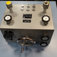 Стенд за манометри Press and Vacuum Tester NAGANO KEIKI PM-41, снимка 1 - Други машини и части - 33380441