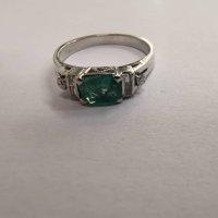 Продавам златен пръстен с диаманти и изумруд, снимка 5 - Пръстени - 38600348