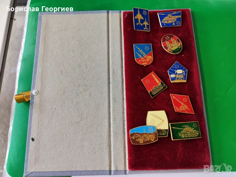 колекция стари Унгарски военни знаци значки в кутия

, снимка 1