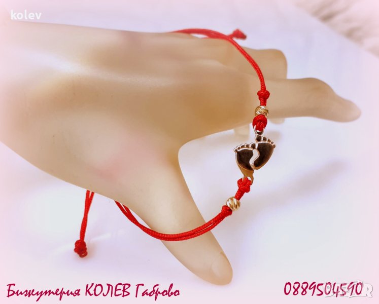  Златни бебешки крачета в гривна червен конец, подходящи за новородено, снимка 1