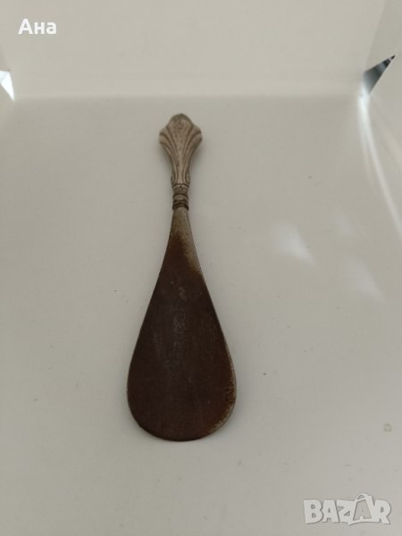 Продадена Стара маркирана английска обувалка със сребърна дръжка , снимка 1