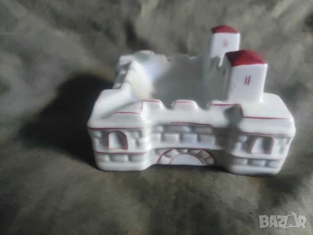 Продавам Продавам порцеланов пепелник Баба Вида и порцеланов фигурка паун, снимка 3 - Фигурки - 50744744