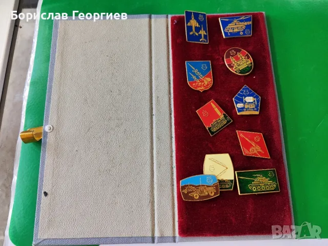 колекция стари Унгарски военни знаци значки в кутия

